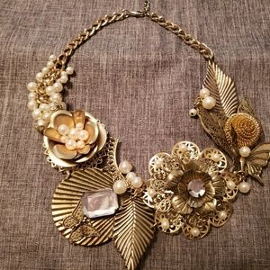 Lg Statement piece necklace